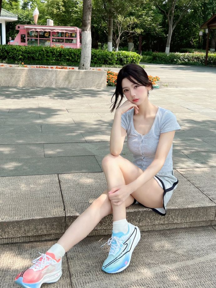 公寓春光 封面